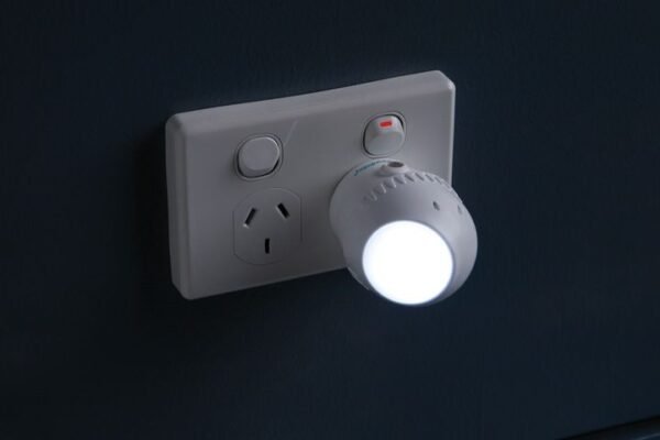 Dreambaby Auto Sensor Swivel Light Uk @ Little'Uns Retail Ltd